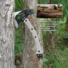 Taktische Axt aus Edelstahl mit beigem Griff steckt im Baumstamm, Outdoor-Beil für Camping und Survival