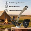 Taktische Axt mit Scheide auf Holzblock vor Campingzelt und Lagerfeuer im Freien