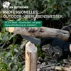 HX Outdoors professionelles Outdoor-Überlebensmesser aus DC53-Stahl spaltet Holz beim Bushcraft im Wald.
