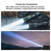 Olight LED Taschenlampe mit 2600 Lumen und 630m Leuchtweite im Outdoor-Einsatz bei Nacht.