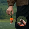 Olight Orange MAX PUMP 3 in der Hand mit Karabinerhaken für Outdoor-Aktivitäten am Wasser.