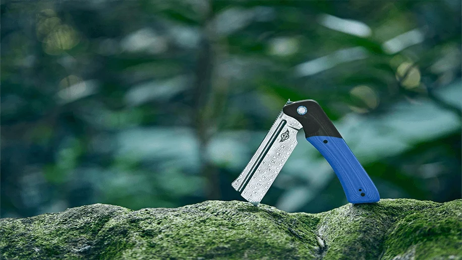 Das erste von O-Fans entworfene Taschenmesser mit Damastklinge