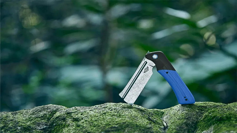 Das erste von O-Fans entworfene Taschenmesser mit Damastklinge