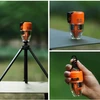 Olight orange MAX PUMP 3 auf Stativ für Outdoor- und Camping-Einsatz mit flexibler Befestigung.