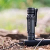 Olight Seeker 4 Pro Taschenlampe, seitliche Ansicht, schwarz, Outdoor-Ladefunktion für Camping und Wandern