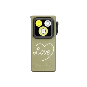 Grüne Olight Oclip Ultra Clip-Leuchte mit Love-Gravur in Vorderansicht als kompaktes EDC-Licht für Alltag und Outdoor