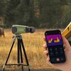 Topdon Wärmebildkamera auf Stativ, Handy zeigt Tiere im Infrarotbild, Wildtiere im Gras