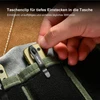 Oknife Taschenmesser mit Deep-Carry-Pocketclip wird in eine grüne Hosentasche gesteckt
