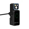 Schwarze Olight Oclip 2 Ultra Clip-Leuchte beim USB-C-Laden mit grünem Display zur Akkuanzeige für Alltag und EDC