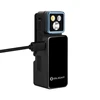 Schwarze Olight Oclip 2 Ultra Clip-Leuchte beim Laden über USB-C-Kabel für EDC und Outdoor-Einsatz