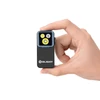 Kompakte Olight EDC Taschenlampe mit drei LEDs in einer Hand gehalten, isoliert auf weißem Hintergrund