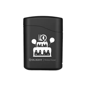 Olight schwarzer Baton 4 Premium Edition Wireless Charger mit 19. Jubiläumskuchen-Design für effizientes Laden.
