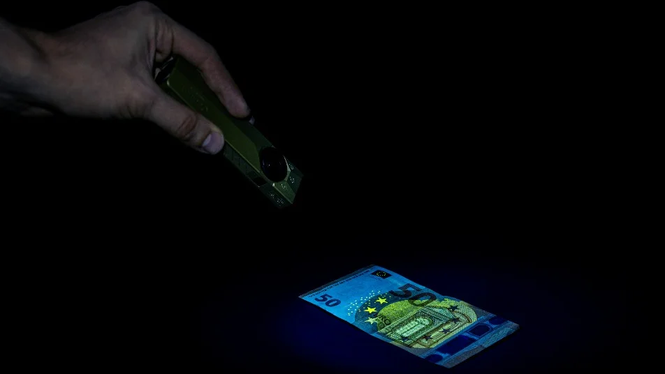 UV-Taschenlampe 365nm im Test: 10 praktische Anwendungen für Schwarzlicht die Sie überraschen werden vom Hotel-Hygienecheck bis zur Bernsteinsuche