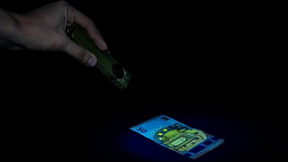 UV-Taschenlampe 365nm im Test: 10 praktische Anwendungen für Schwarzlicht die Sie überraschen werden vom Hotel-Hygienecheck bis zur Bernsteinsuche