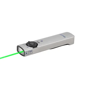 Olight flache LED Taschenlampe in Silber mit eingeschaltetem grünem Laserpointer