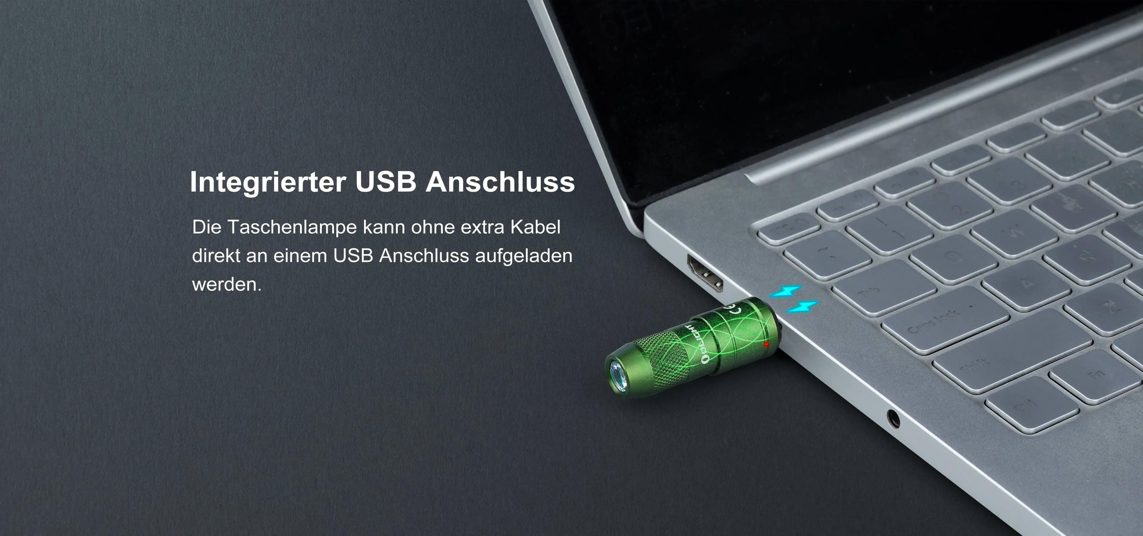 Olight imini 2 EOS wird &uuml;ber den integrierten USB-Stecker an einem Laptop geladen