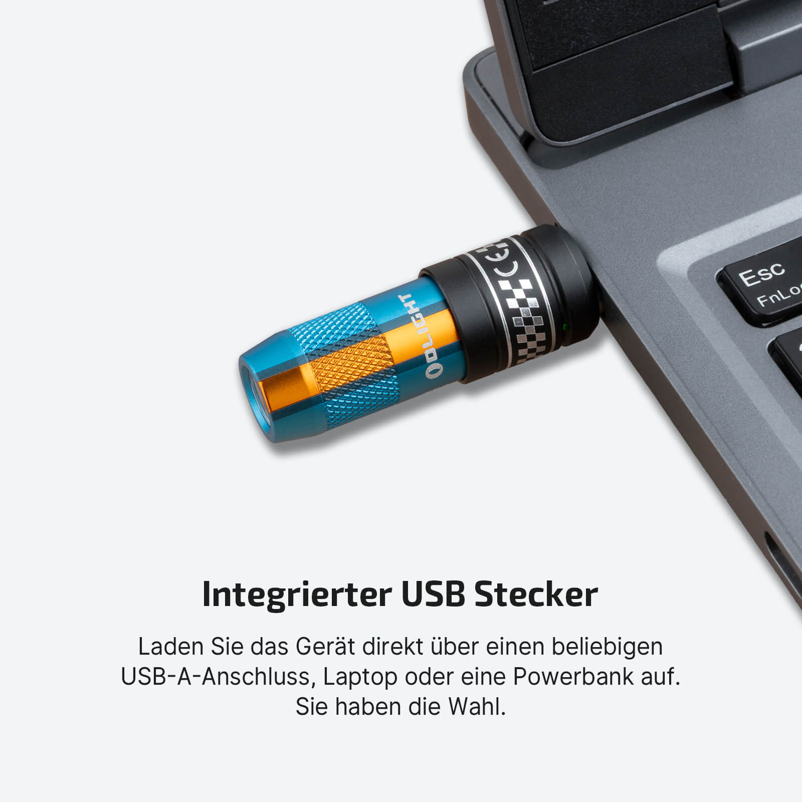 Olight iMini 2 Roadster l&auml;dt &uuml;ber ihren integrierten USB-A-Stecker an einem Laptop