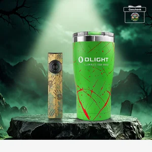 Olight Taschenlampe Arkfeld Pro Zombie Edition und grüner Thermobecher auf einem Stein vor düsterem Hintergrund