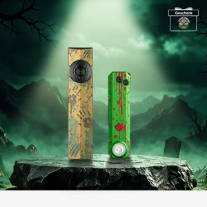 Olight Arkfeld Pro und Arkflex Taschenlampen im Zombie-Design auf einem Stein vor düsterer Friedhofskulisse