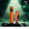 Olight Arkfeld Pro Taschenlampe und Klappmesser in Orange auf Halloween-Podest vor grünem Grusel-Hintergrund