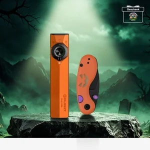 Olight Arkfeld Pro Taschenlampe und Klappmesser in Orange auf Halloween-Podest vor grünem Grusel-Hintergrund