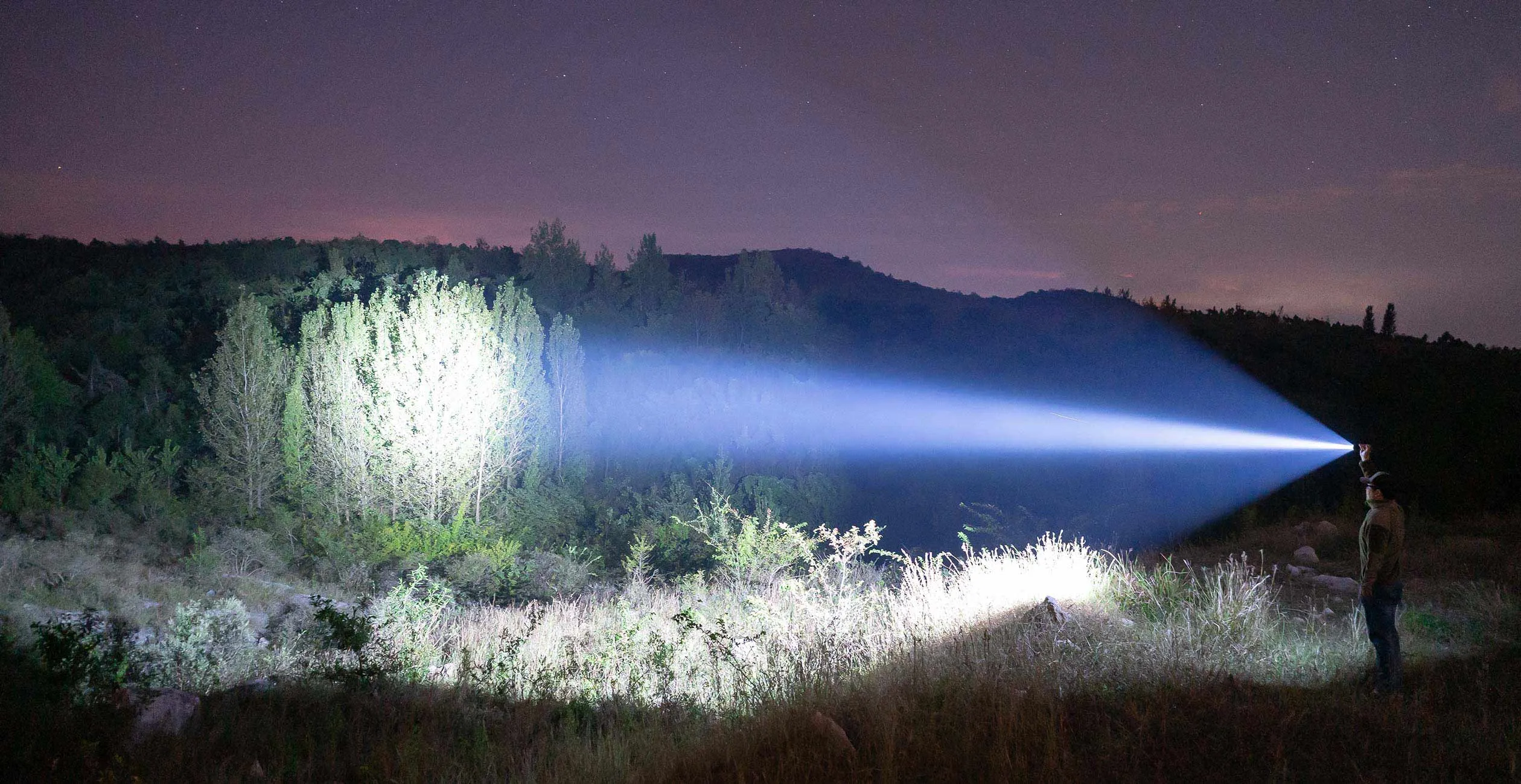 Warrior X 4 mit gerichtetem Wei&szlig;licht im offenen Au&szlig;engel&auml;nde