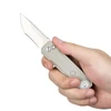 Kompaktes EDC-Klappmesser mit integrierter Taschenlampe in einer Hand gehalten