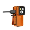 Olight Oclip 2 Ultra orangefarbene Clip-Leuchte beim USB-C-Laden in Nahaufnahme für Alltag und Outdoor-Einsatz