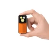 Olight Oclip 2 Ultra orangefarbene Mini-Clip-Taschenlampe kompakt in der Hand gehalten als EDC-Ausrüstung für Alltag und Outdoor