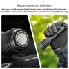 Olight Taschenlampe mit neuem nahtlosen Endkappenschalter in behandschuhter Hand im Outdoor-Einsatz