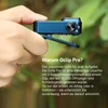 Blauer Olight Oclip Pro Clip-on-Licht in Hand gehalten mit geöffnetem 14mm Clip für vielseitige Befestigung im Alltag