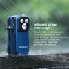 Blaue Olight Oclip Pro Clip-Leuchte mit IPX6 Wasserdichtigkeit und USB-C-Anschluss im strömenden Regen für Outdoor-Einsätze