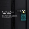 Olight Oclip Pro S in Blaugrün, leuchtend im Dunkeln, wird über USB-C aufgeladen und zeigt die Akkulaufzeit an.