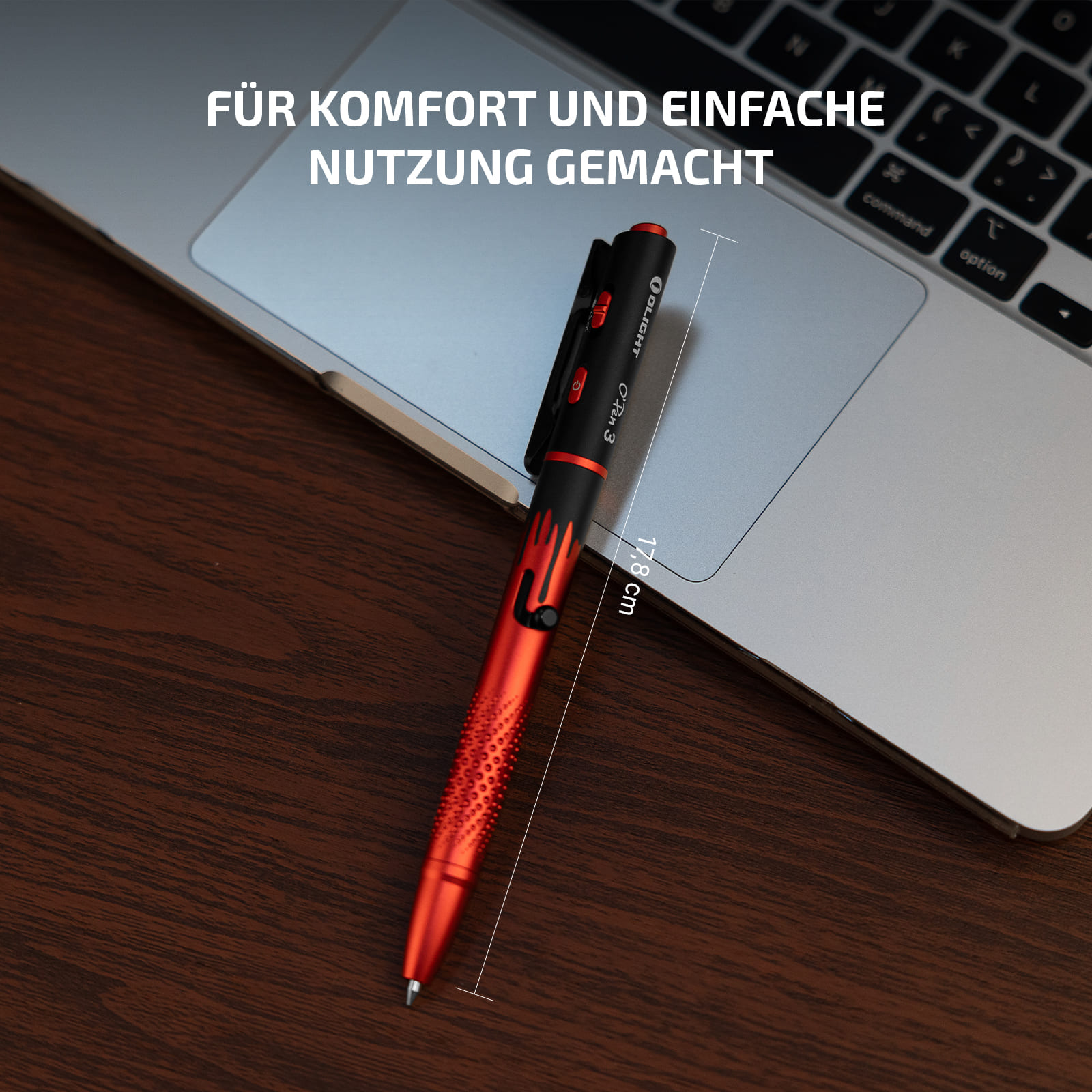 Roter Olight O&rsquo;Pen 3 liegt als Beispiel f&uuml;r die Nutzung am Arbeitsplatz auf einem Laptop