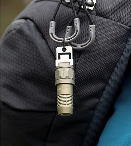 Olight iUltra EOS im Outdoor-Alltag an einem Rucksack