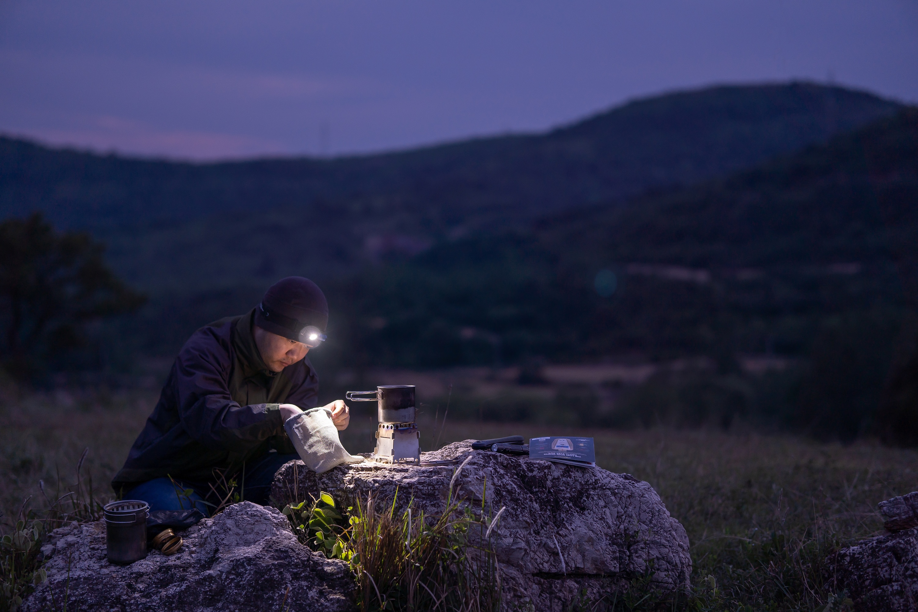Perun 3 Mini als Stirnlampe bei einer Nahaufgabe im Camp