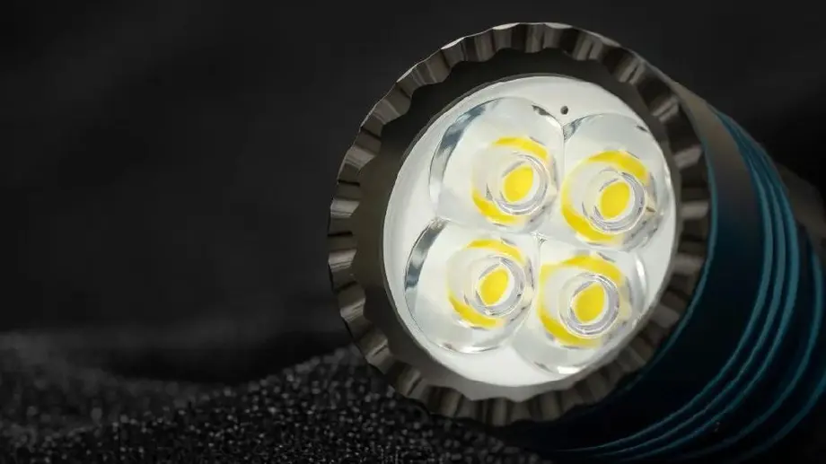 Wissenschaft | Warum sind optische Linsen aus PMMA so beliebt?