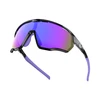 Sportliche Fahrradbrille mit lila verspiegelten Gläsern und schwarzem Rahmen für Radsportler