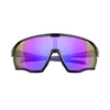 Sportbrille mit violett verspiegelten Gläsern und schwarzem Rahmen für Radsport