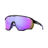 Sportliche Fahrradbrille mit lila verspiegelten Gläsern und schwarzem Rahmen für optimalen UV-Schutz beim Radfahren