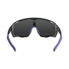 Sportbrille mit dunklen Gläsern, schwarzem Rahmen und lila Bügeln in der Innenansicht