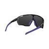 Schwarze Sportbrille mit dunklen Gläsern, lila Bügeln und Nasenpad für Radsport und Outdoor-Aktivitäten