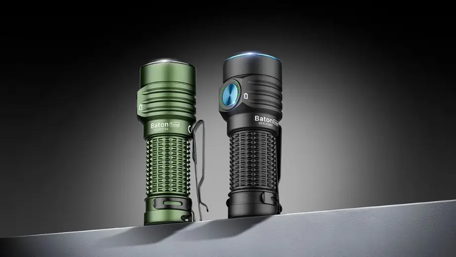 Grüne Olight Baton 3 Turbo und schwarze Baton 3 taktische LED-Taschenlampen.