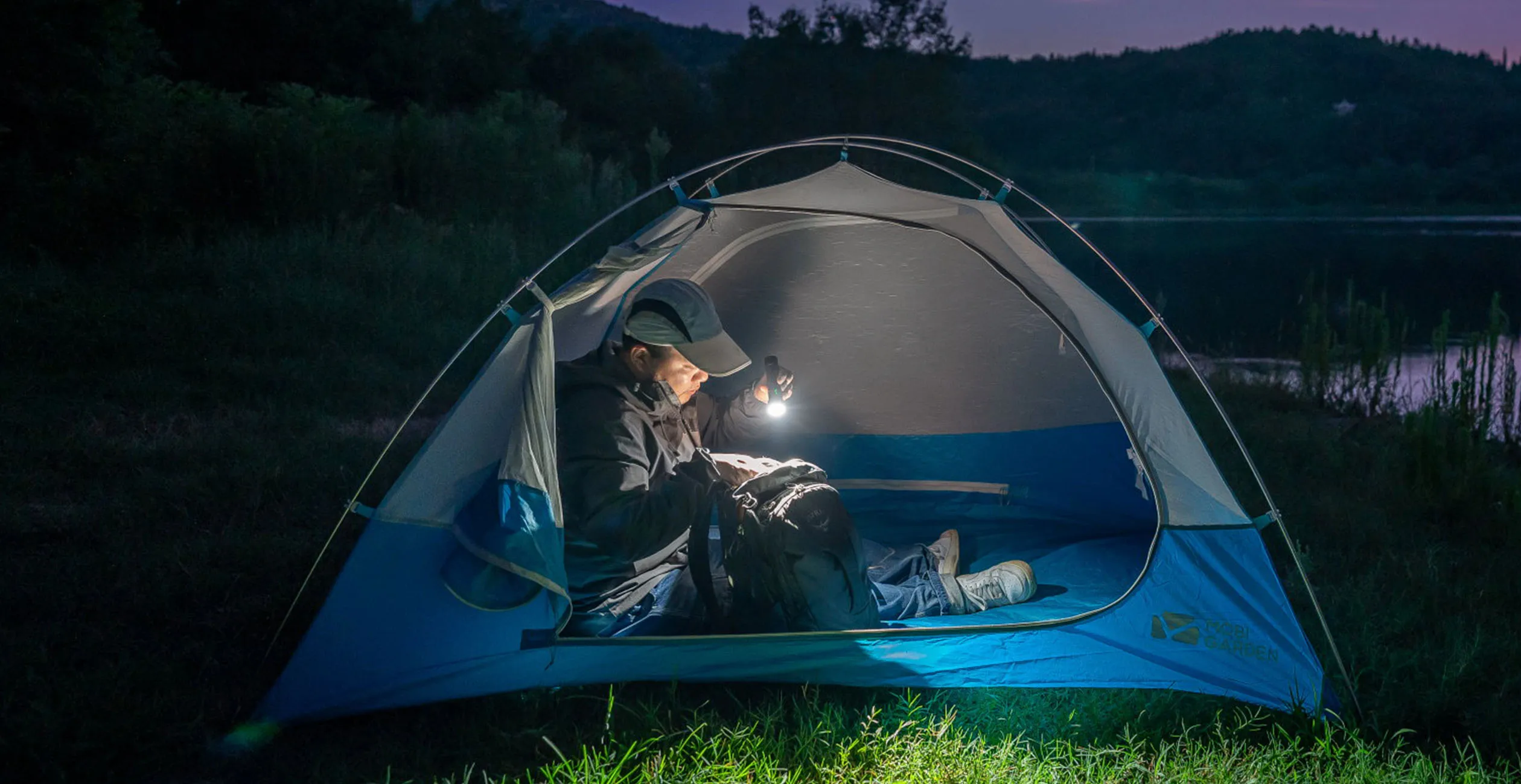 Olight Seeker 4 Pro beim n&auml;chtlichen Camping im Zelt