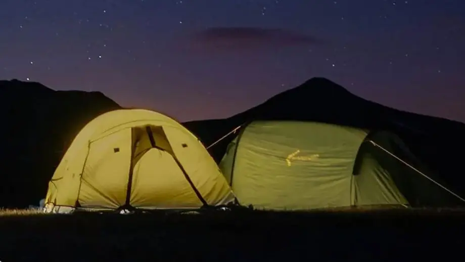 Nachtlager im Freien: Tipps und Ausrüstung für eine sichere Übernachtung