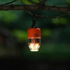 Olight Orange MAX PUMP 3 von einem Ast hängend als aufblasbare Pumpe für Outdoor-Abenteuer
