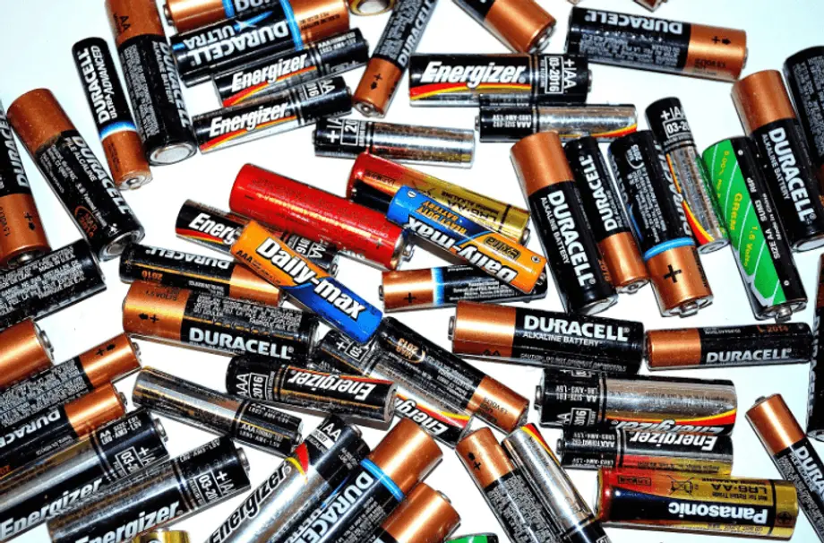 Verschiedene Arten von AA- und AAA-Batterien, darunter Marken wie Duracell, Energizer und Panasonic, auf einem weißen Hintergrund.