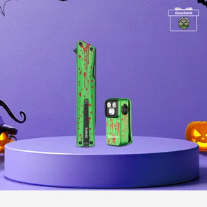 Grünes Olight Oclip Pro und OKNIFE AION Set im Zombie-Design auf lila Halloween-Podest für EDC- und Outdoor-Fans