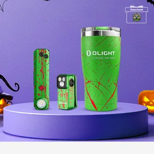 Grünes Olight Arkfeld Pro und Oclip Zombie Edition Set mit Thermobecher auf lila Podest für Halloween-Geschenke
