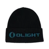 Schwarze Olight Beanie mit türkisfarbenem Logo.